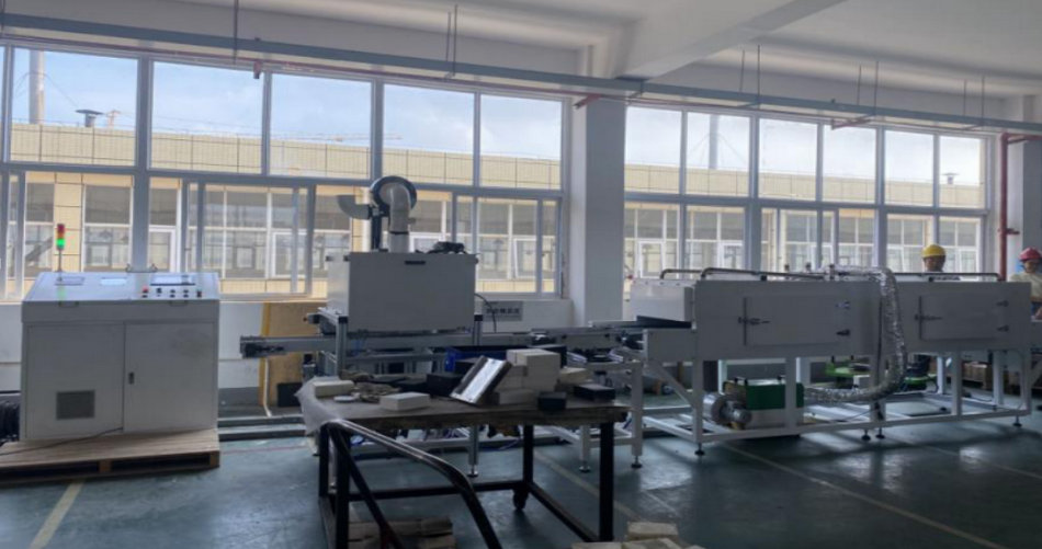 尊龙人生就是博首页特瓷陶瓷橡胶复合衬板硫化喷胶线