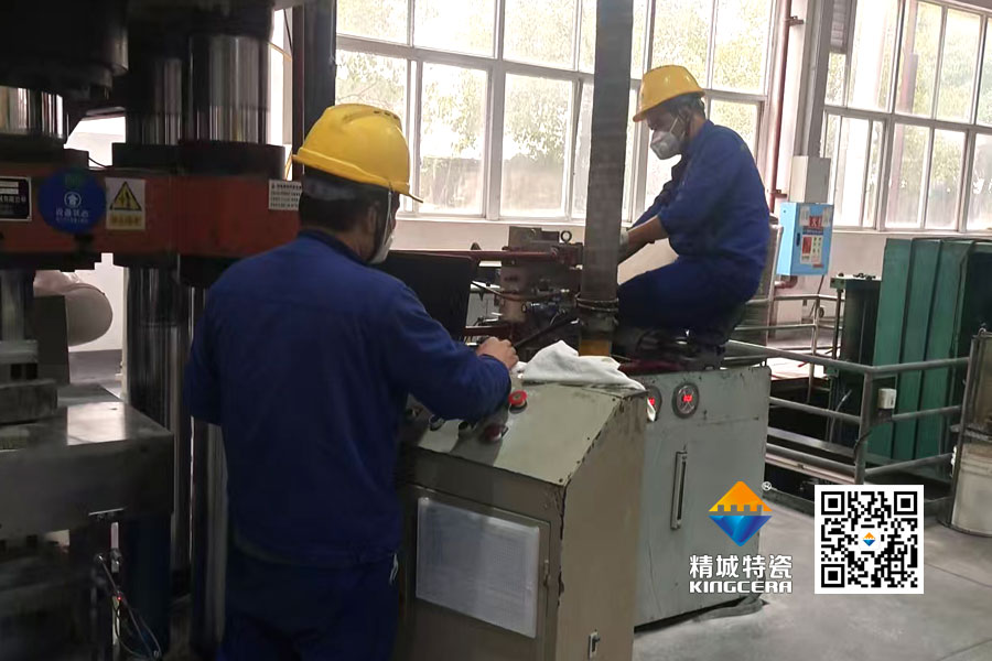 以厂为家，勇于继承：：：魏科班组自主刷新压机纪实